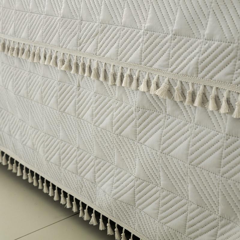 2025New Ultrasonic Solid Color Brushed Fabric Bed Cover Tassel Checkerboard