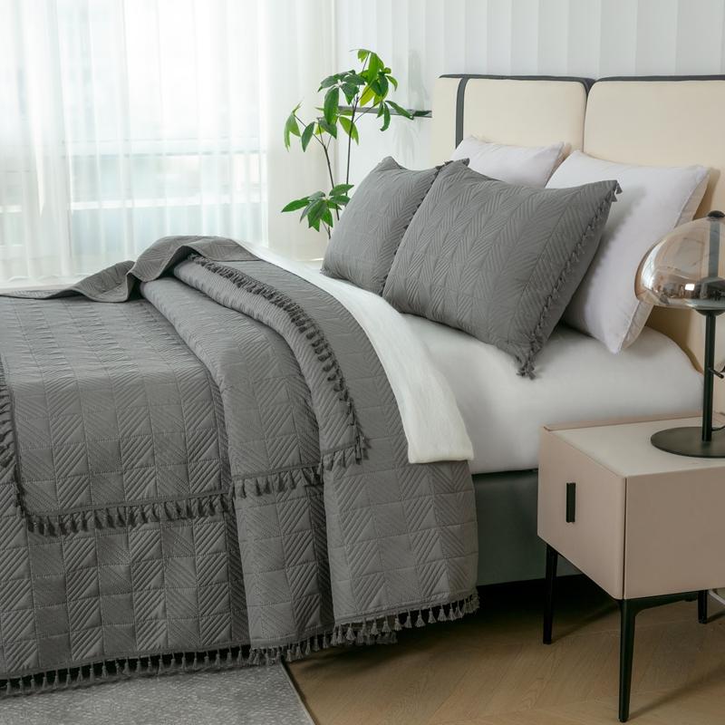2025New Ultrasonic Solid Color Brushed Fabric Bed Cover Tassel Checkerboard