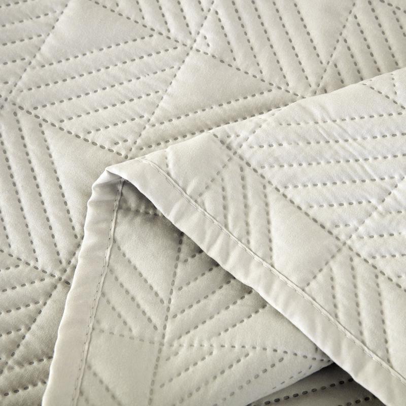 2025New Ultrasonic Solid Color Brushed Fabric Bed Cover Tassel Checkerboard