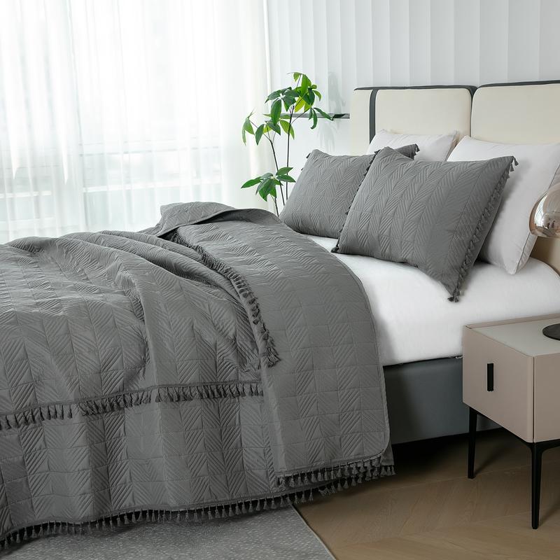 2025New Ultrasonic Solid Color Brushed Fabric Bed Cover Tassel Checkerboard