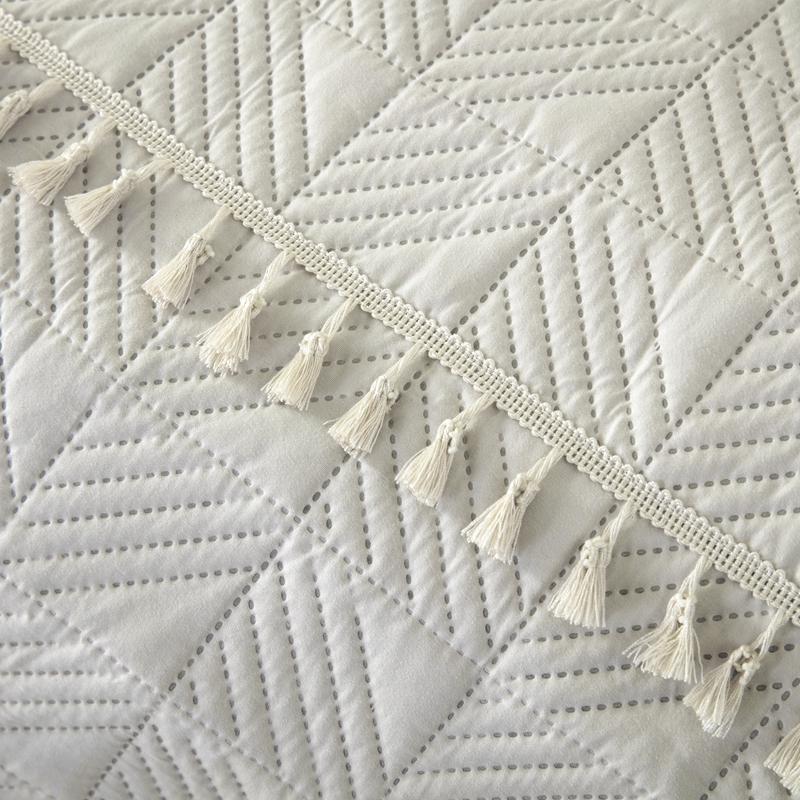 2025New Ultrasonic Solid Color Brushed Fabric Bed Cover Tassel Checkerboard
