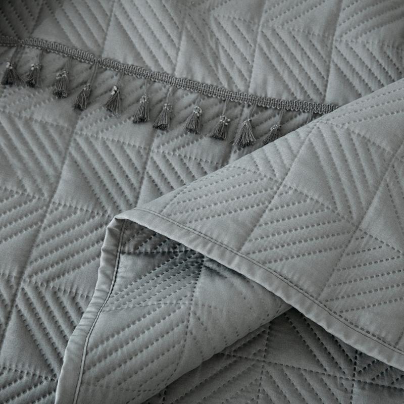 2025New Ultrasonic Solid Color Brushed Fabric Bed Cover Tassel Checkerboard